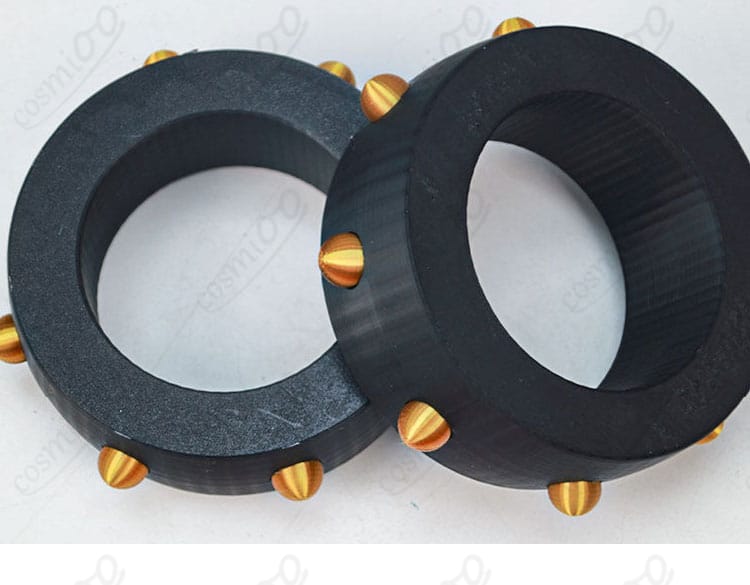 手首飾りのアップ（テクスチャと留め外しの構造）