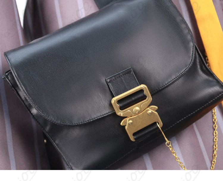 ベッローネ 右腰のベルト周り装飾ディテール