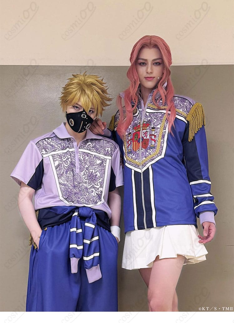 モデル着用の正面スタイル:コート×シャツ×ショートパンツのバランス