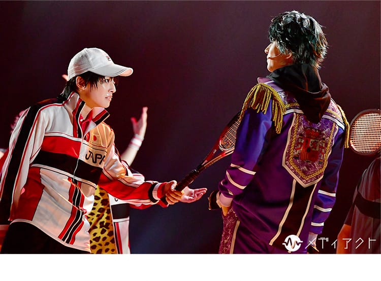 背面の配色ラインとシルエットが分かる後ろ姿ディテール