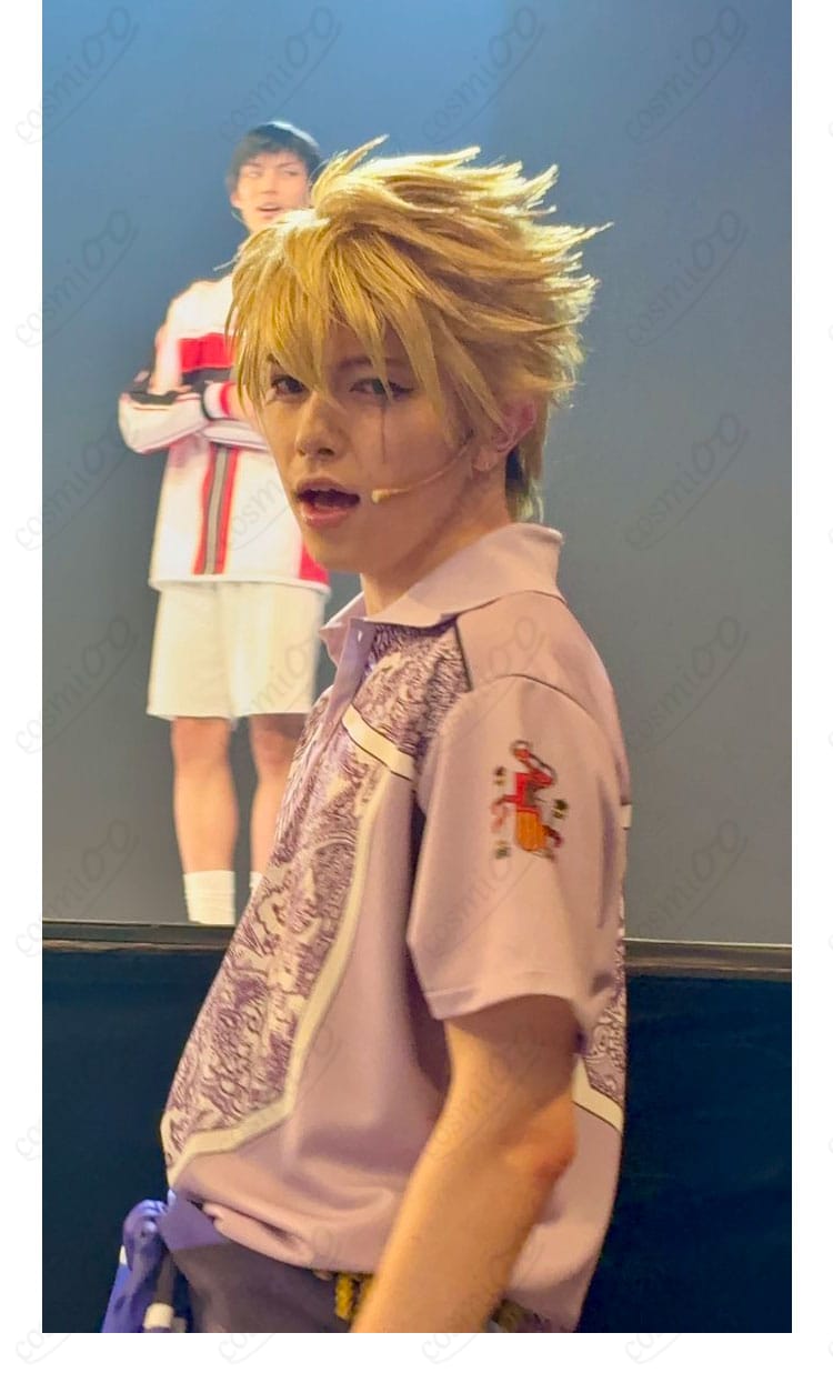 コート袖口とリストバンドの装飾ディテール接写