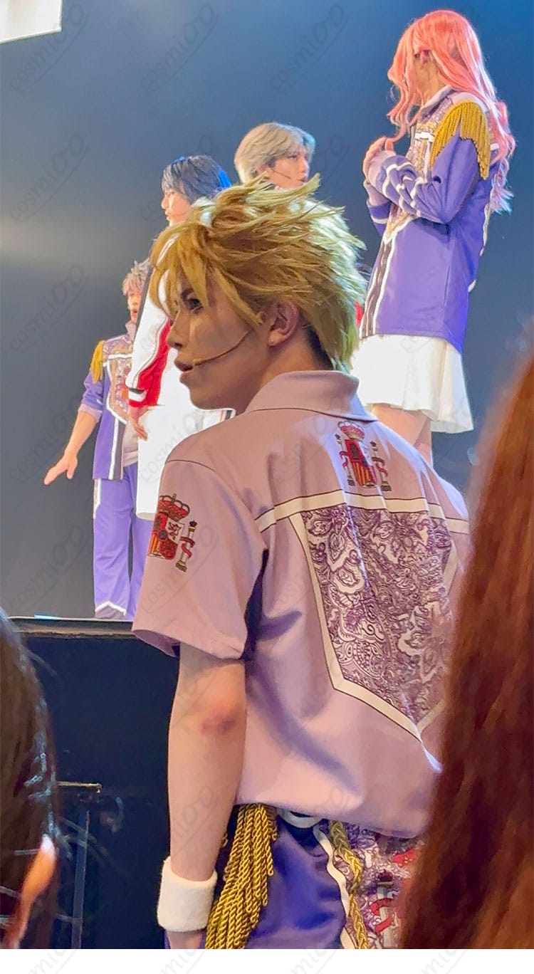 肩から袖にかけてのライン配色と縫製ディテール