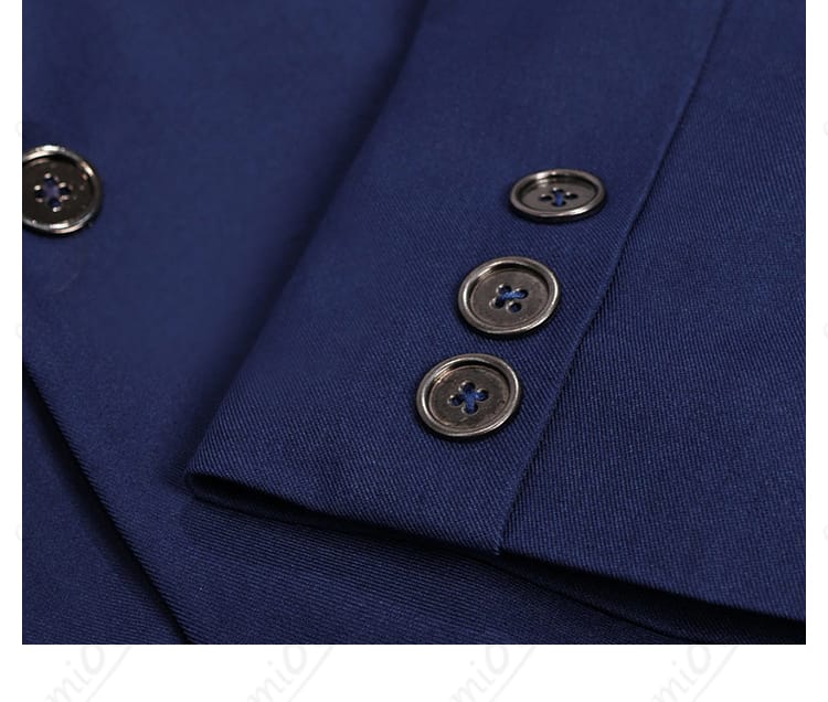 二藤宏嵩 スーツ 袖口ボタンのディテール（カフス仕様）