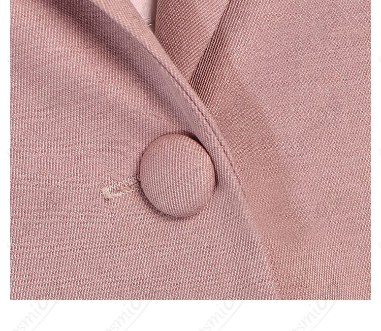 前合わせ部のボタン配置とボタンホールの拡大（成海スーツ）