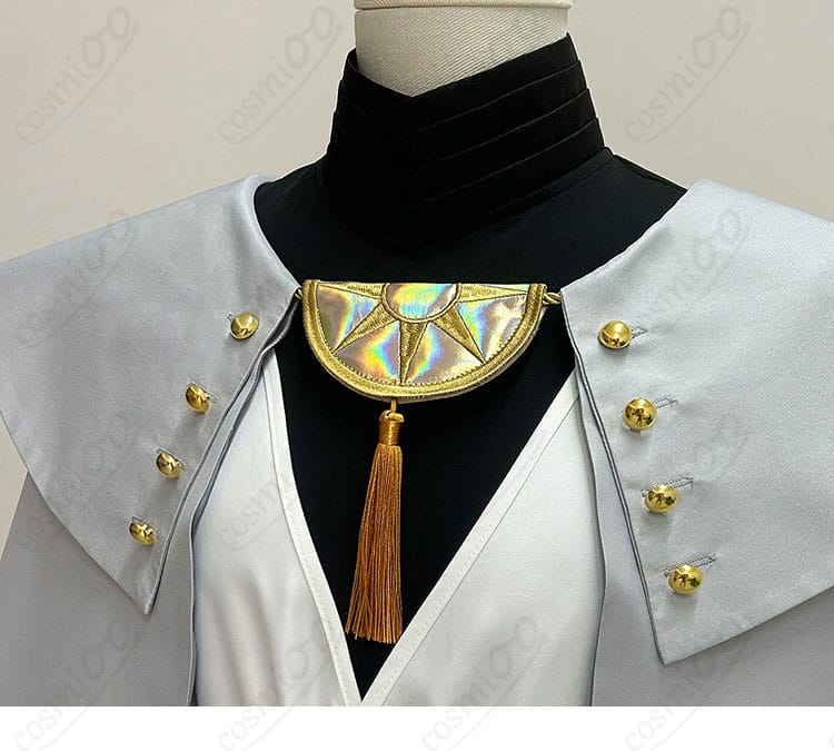 胸飾りと衣襟のステッチ・留め具ディテールを接写した画像