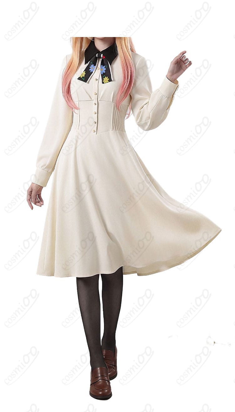 モデル着用の正面全身カット|城崎メイ私服ワンピースのシルエットとボウタイの見え方