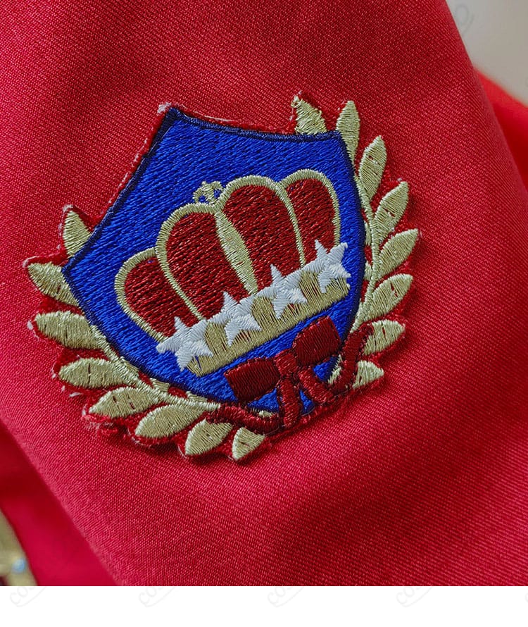 校章風エンブレムの刺繍ディテール