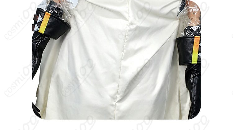 衣装全体の縫製・装飾バランスの接写