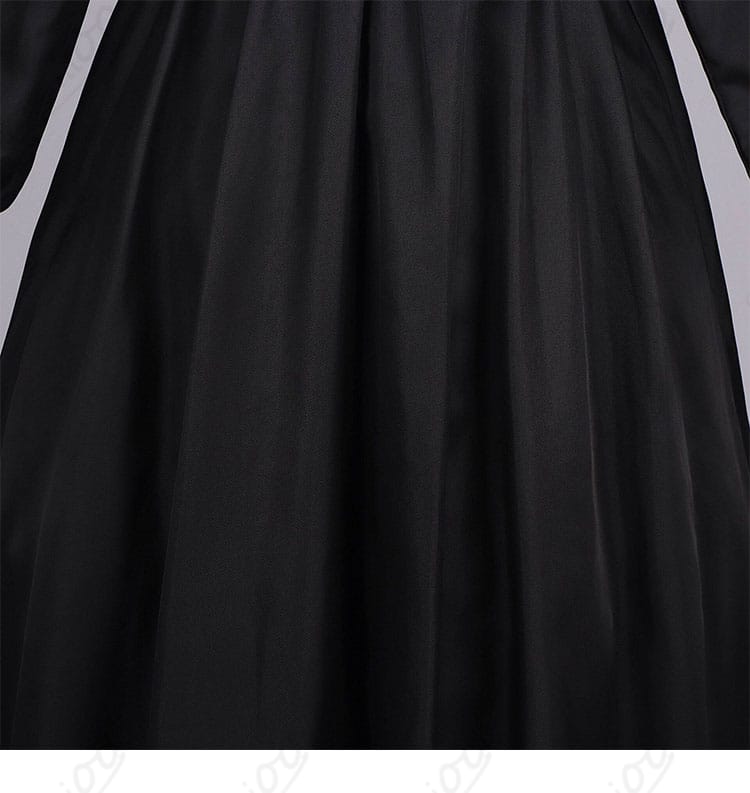 黒系スカート裾装飾の近接写真：上品な縁取りで写真映え