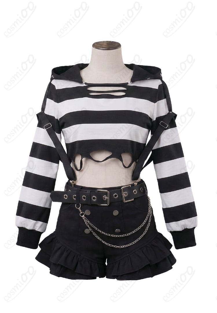 笹木咲 囚人番号039 囚人服風コスプレの正面全体画像(トップスとショートパンツ、サスペンダー装着)