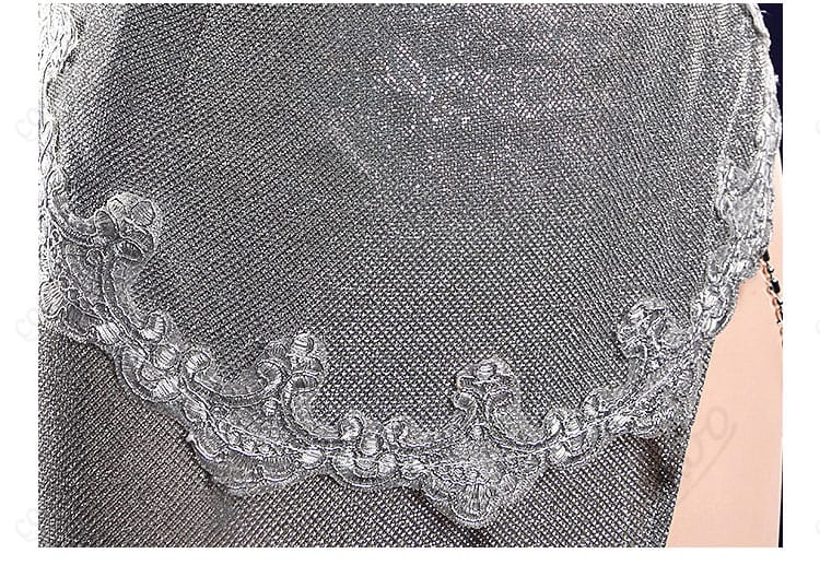 魔女ドレスに配置された胸元チェーンと立体装飾の詳細