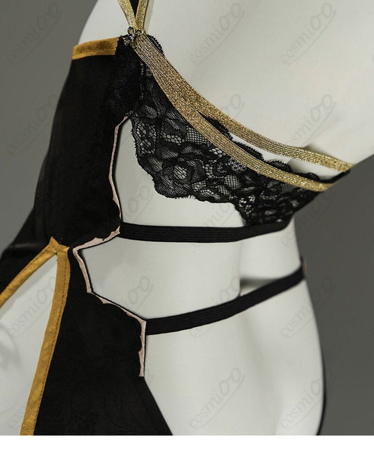 モランの黒金ロングドレスに施された背面装飾の細部