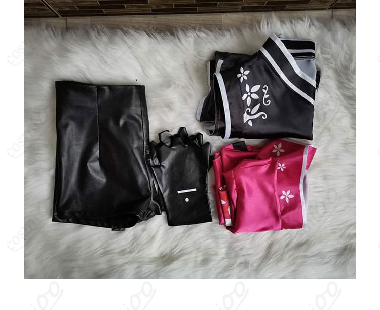 アークナイツ ジェシカ コスプレ衣装のセット内容を展示した画像。上着、トップス、ショートパンツ、手袋が含まれています。