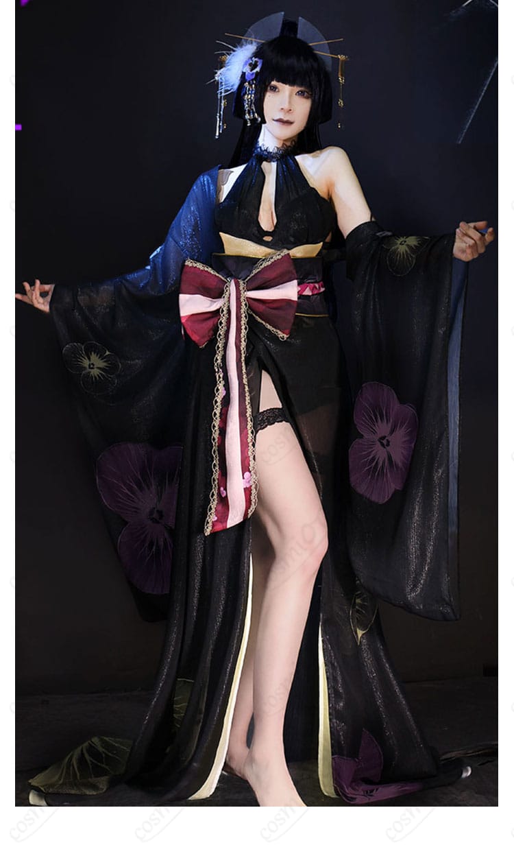 菫のコスプレ衣装「長夜に花」を着た人物の右側画像。衣装の美しいシルエットを確認できます。