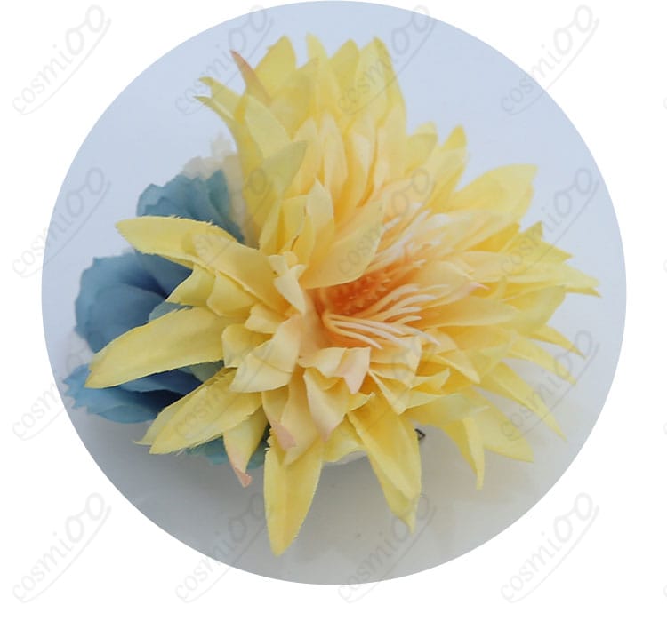 エダ・メスマーのコスプレ衣装に付属する花飾りのディテール。華やかさを引き立てる。