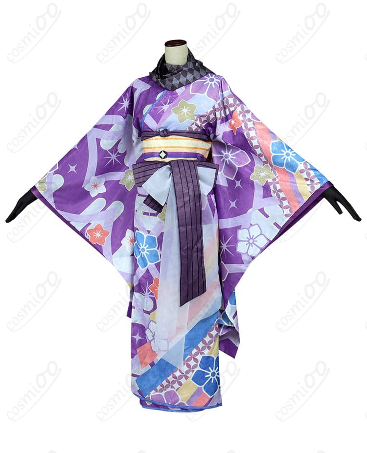 側面から見た暁美ほむらのコスプレ衣装。腰封や衣装のディテールが魅力。