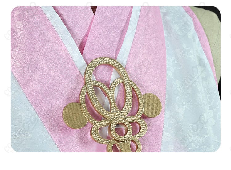 桜ミクコスプレ衣装の領口装飾の細部。刺繍やデザインの精巧さが際立っています。