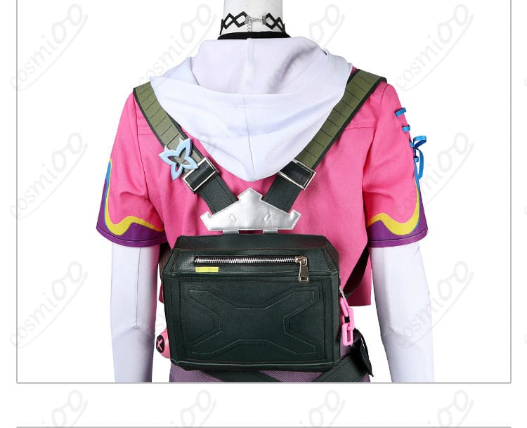 クローヴ衣装の背面と腰包装飾のディテール。完成度が高いコスプレです。