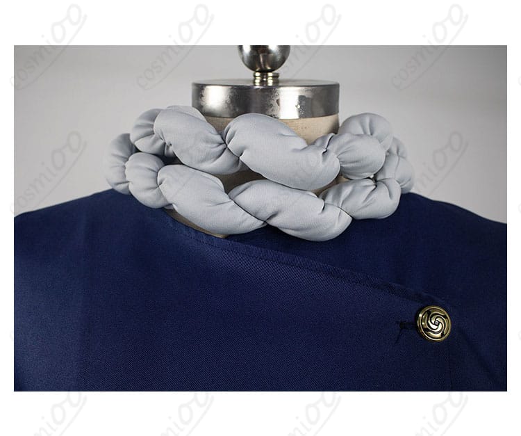 究極メカ丸 コスプレ衣装の衣領と首元装飾の詳細。高品質な刺繍とデザイン。