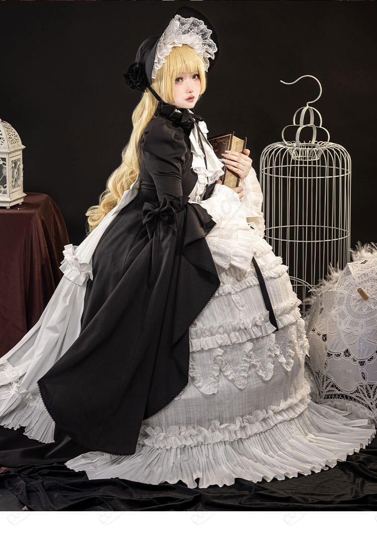コスプレキャラクター「ヴィクトリカ・ド・ブロワ」の右側の詳細画像、衣装の美しい装飾。