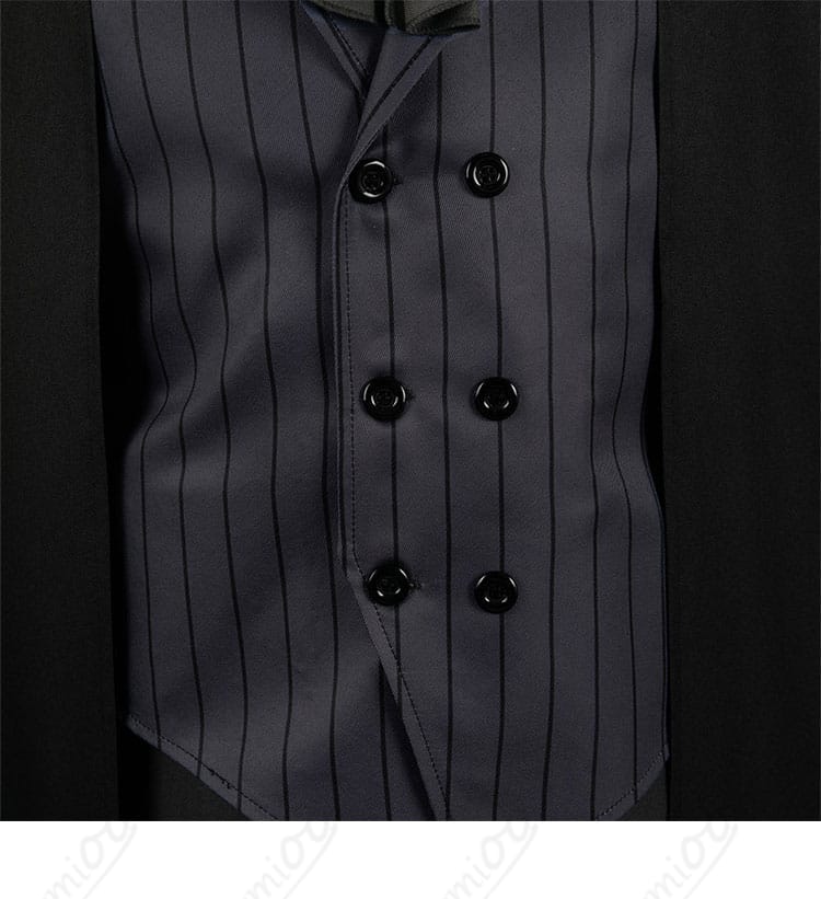 服の門襟装飾の細部、アクアのコスプレ衣装の特徴的なデザイン