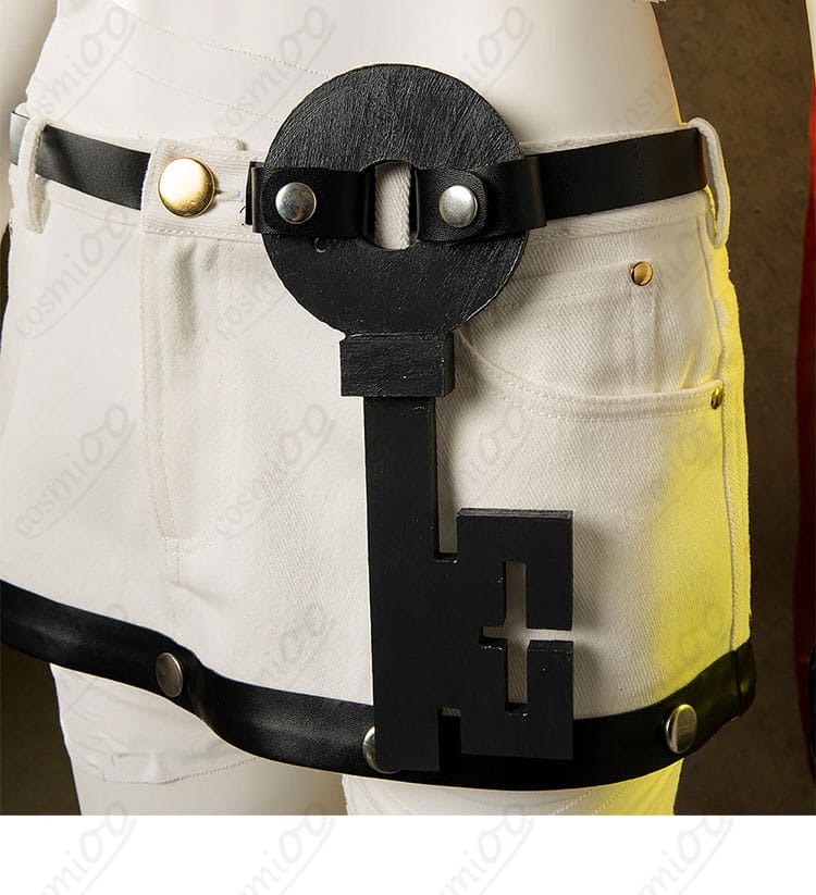 パンツに付けられた鍵の装飾細部。A.B.Aのコスプレ衣装のパンツのキーアクセサリーを強調。