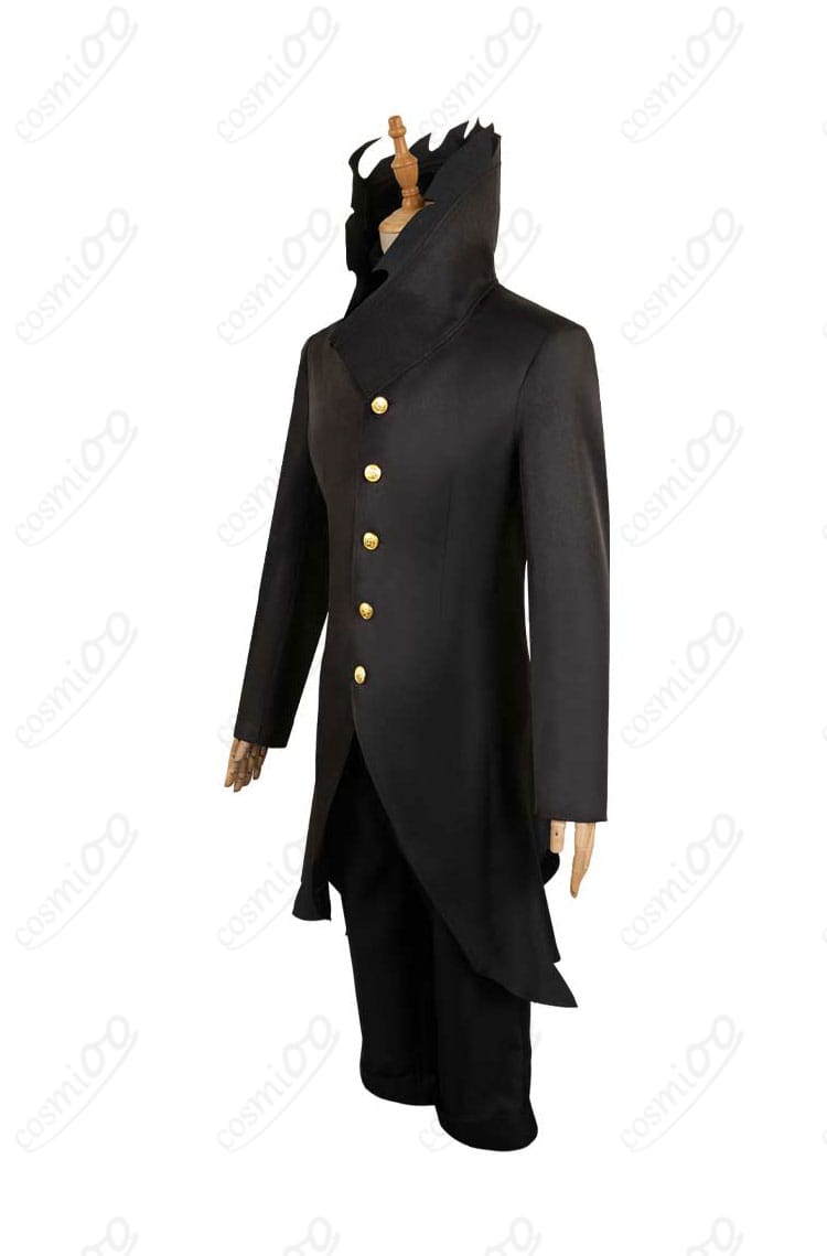 高倉健（オカルン）のコスプレ衣装の左側のディテールを捉えた画像。衣服のラインとデザインがよく分かります。