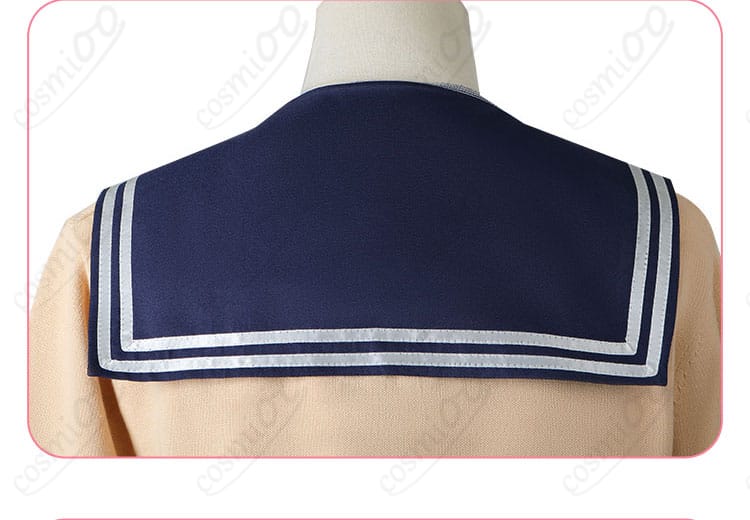 服装背面の装飾詳細。背面のアクセサリーや装飾が、衣装全体の完成度を高めています。