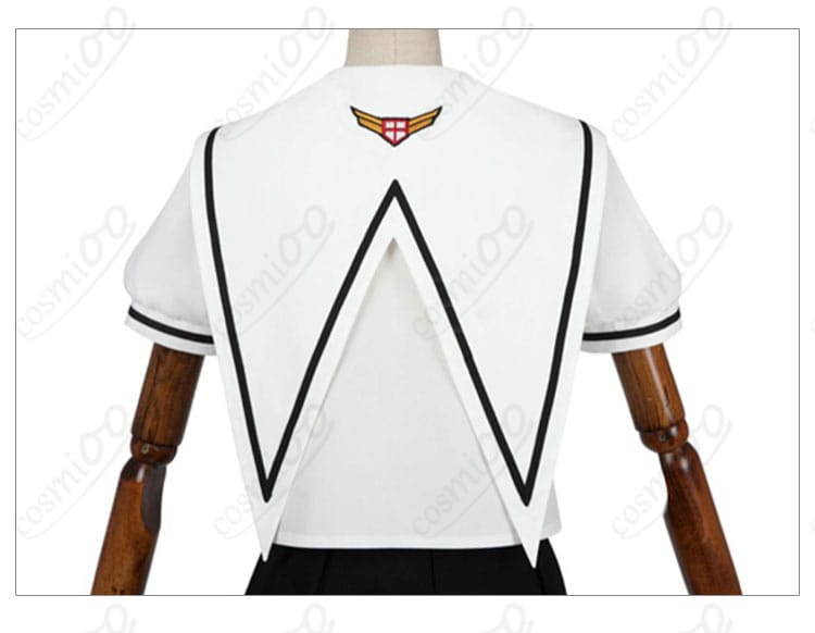 服装背面の詳細。背面のデザインとフィット感を確認できる画像。