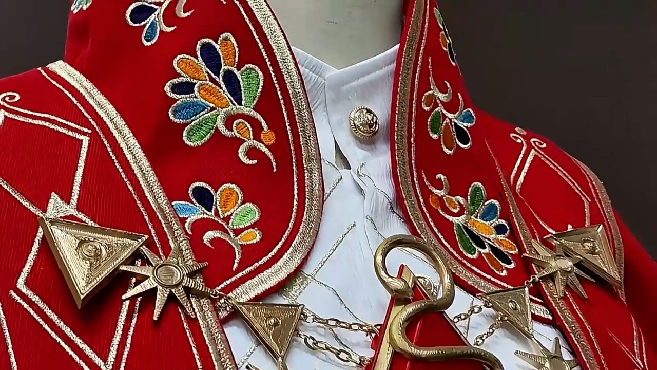 第五人格の夜の番人イタカ「賢者の石」コスプレ衣装が登場。深紅と金の高再現デザインで威厳と神秘を表現。撮影会やイベントにも最適。オーダーメイド対応・送料無料・返品無料で安心。COSMIOO公式で今すぐチェック！